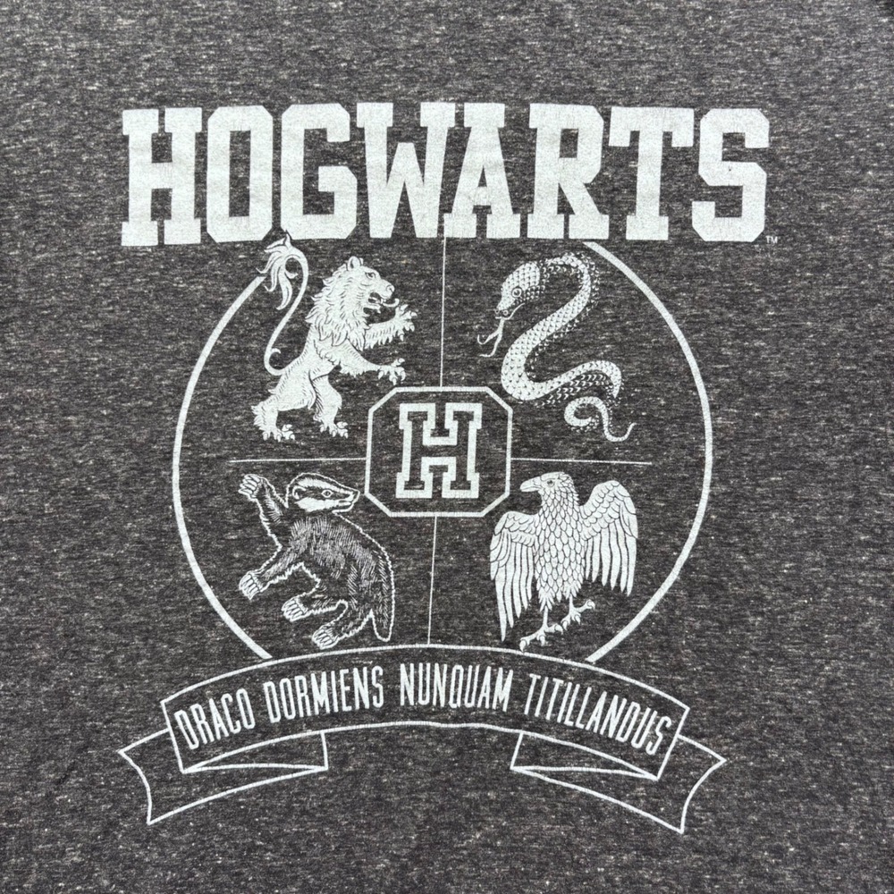 Harry Potter Hogwarts Crest Graphic Tee Charcoal Grey Linen Blend Shirt XL - Picture 2 of 6